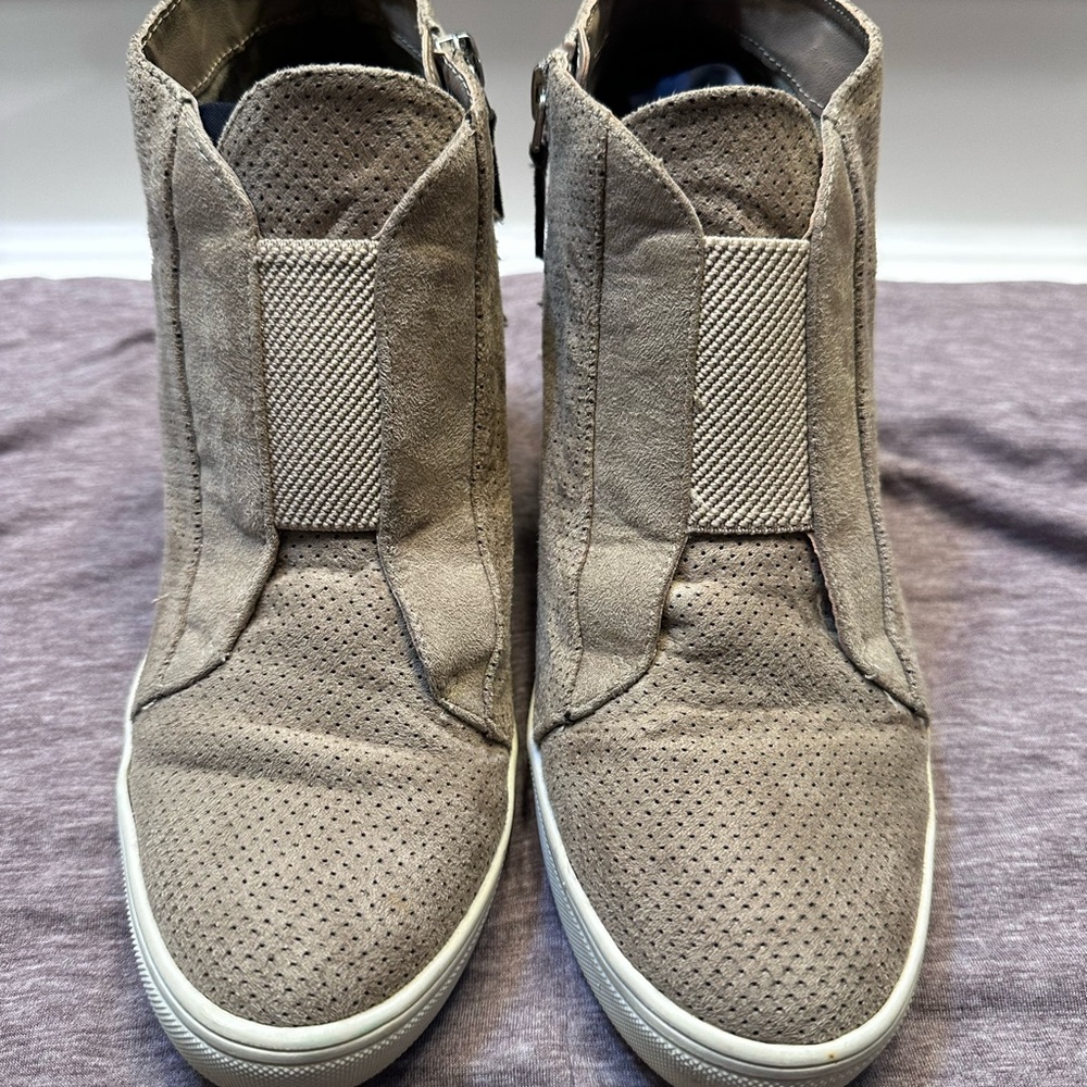 MÍA Wedge Sneakers